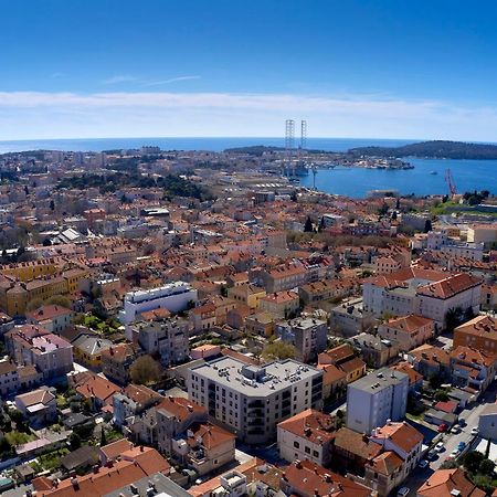 You & Me Pula With Garage Parking Exterior photo
