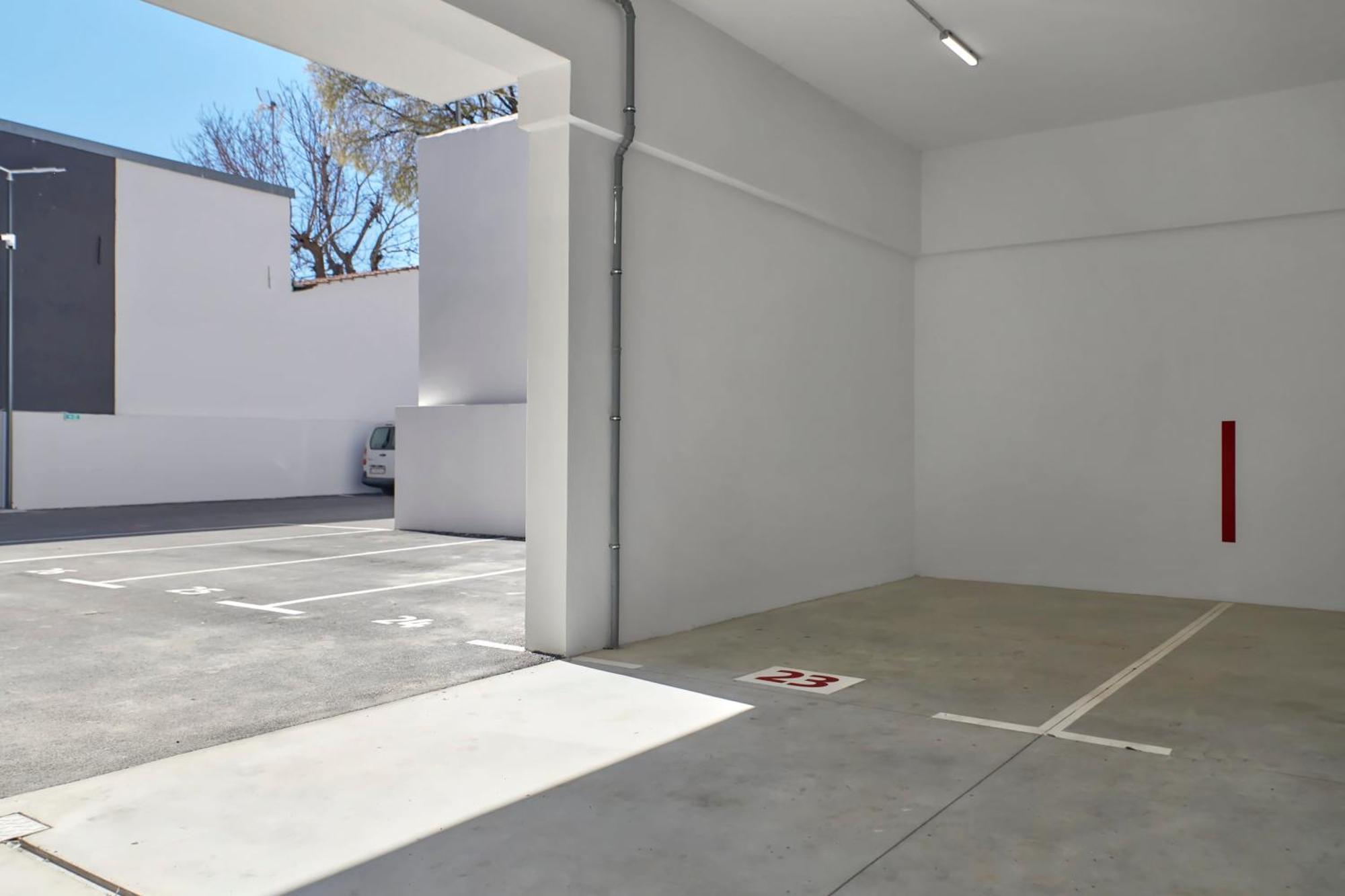 You & Me Pula With Garage Parking Exterior photo