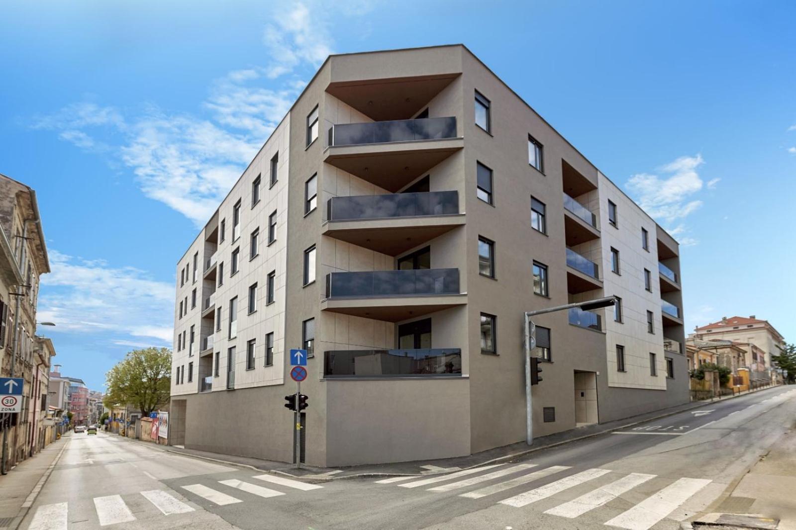 You & Me Pula With Garage Parking Exterior photo